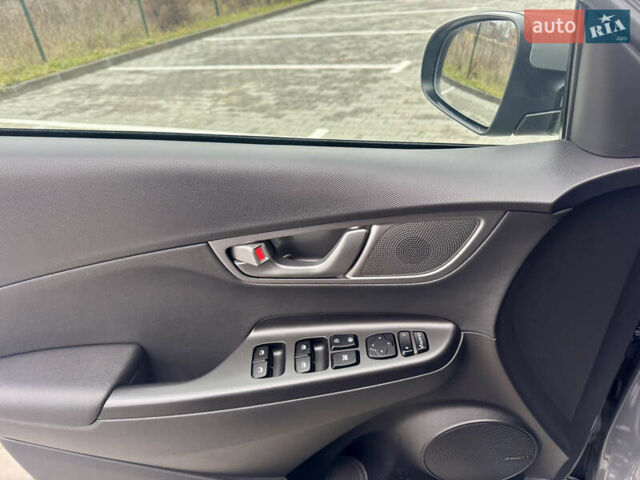 Сірий Хендай Kona Electric, об'ємом двигуна 0 л та пробігом 78 тис. км за 18900 $, фото 41 на Automoto.ua