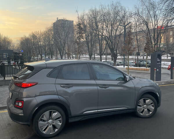 Серый Хендай Kona Electric, объемом двигателя 0 л и пробегом 81 тыс. км за 16099 $, фото 10 на Automoto.ua