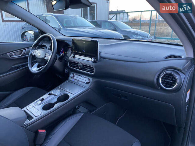 Серый Хендай Kona Electric, объемом двигателя 0 л и пробегом 104 тыс. км за 17200 $, фото 102 на Automoto.ua