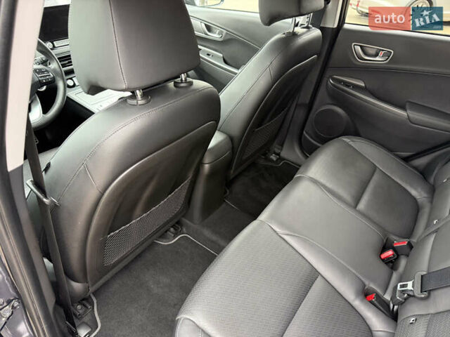 Серый Хендай Kona Electric, объемом двигателя 0 л и пробегом 52 тыс. км за 19000 $, фото 35 на Automoto.ua