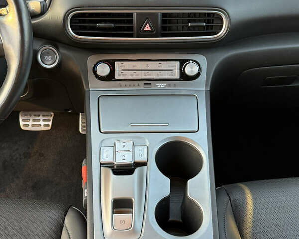 Серый Хендай Kona Electric, объемом двигателя 0 л и пробегом 77 тыс. км за 19700 $, фото 11 на Automoto.ua