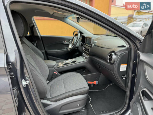 Серый Хендай Kona Electric, объемом двигателя 0 л и пробегом 106 тыс. км за 15999 $, фото 56 на Automoto.ua