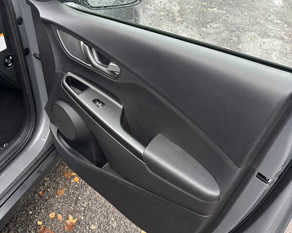 Сірий Хендай Kona Electric, об'ємом двигуна 0 л та пробігом 56 тис. км за 15400 $, фото 14 на Automoto.ua