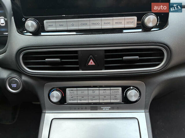 Серый Хендай Kona Electric, объемом двигателя 0 л и пробегом 117 тыс. км за 18800 $, фото 20 на Automoto.ua