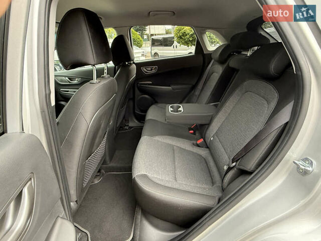 Серый Хендай Kona Electric, объемом двигателя 0 л и пробегом 26 тыс. км за 18850 $, фото 55 на Automoto.ua