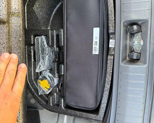 Серый Хендай Kona Electric, объемом двигателя 0 л и пробегом 44 тыс. км за 13400 $, фото 12 на Automoto.ua