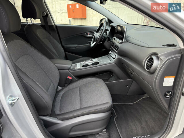 Серый Хендай Kona Electric, объемом двигателя 0 л и пробегом 26 тыс. км за 18850 $, фото 29 на Automoto.ua
