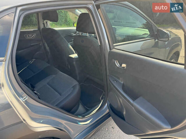 Серый Хендай Kona Electric, объемом двигателя 0 л и пробегом 44 тыс. км за 13400 $, фото 16 на Automoto.ua