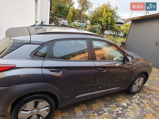 Серый Хендай Kona Electric, объемом двигателя 0 л и пробегом 121 тыс. км за 16000 $, фото 6 на Automoto.ua