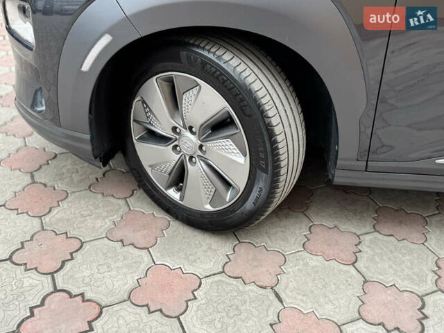 Серый Хендай Kona Electric, объемом двигателя 0 л и пробегом 106 тыс. км за 15999 $, фото 48 на Automoto.ua