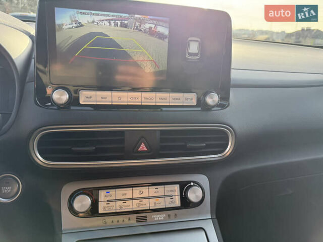 Серый Хендай Kona Electric, объемом двигателя 0 л и пробегом 69 тыс. км за 19300 $, фото 1 на Automoto.ua