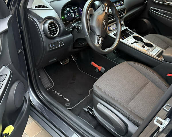 Серый Хендай Kona Electric, объемом двигателя 0 л и пробегом 125 тыс. км за 16900 $, фото 4 на Automoto.ua