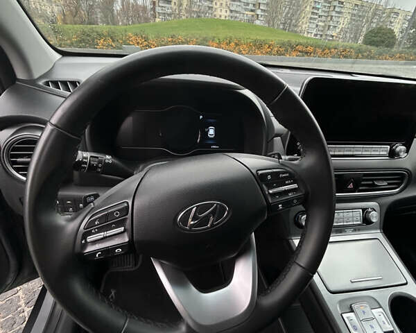 Сірий Хендай Kona Electric, об'ємом двигуна 0 л та пробігом 61 тис. км за 15780 $, фото 13 на Automoto.ua