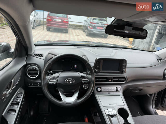 Серый Хендай Kona Electric, объемом двигателя 0 л и пробегом 106 тыс. км за 15999 $, фото 26 на Automoto.ua