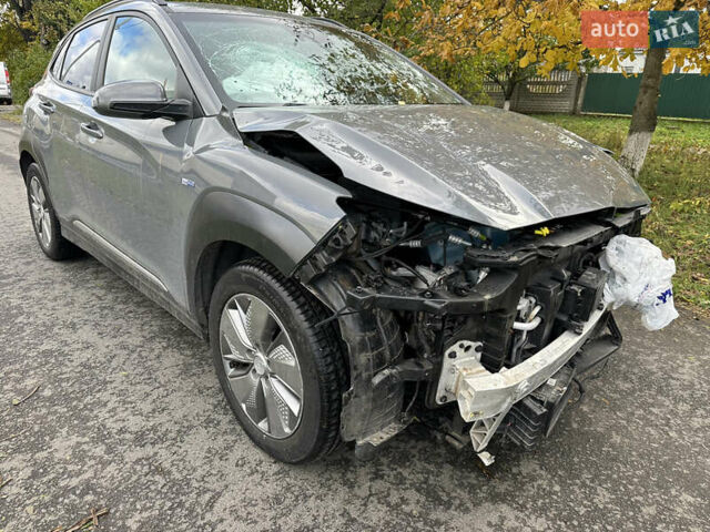 Серый Хендай Kona Electric, объемом двигателя 0 л и пробегом 69 тыс. км за 12600 $, фото 2 на Automoto.ua