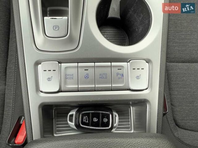Серый Хендай Kona Electric, объемом двигателя 0 л и пробегом 40 тыс. км за 16900 $, фото 13 на Automoto.ua