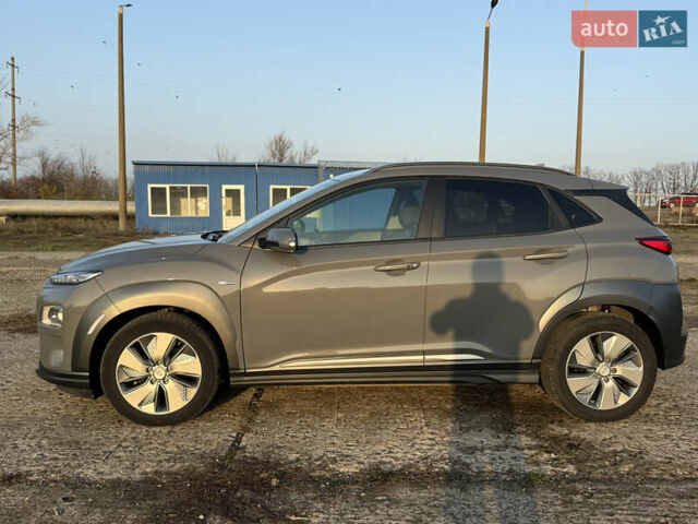 Серый Хендай Kona Electric, объемом двигателя 0 л и пробегом 77 тыс. км за 19700 $, фото 2 на Automoto.ua