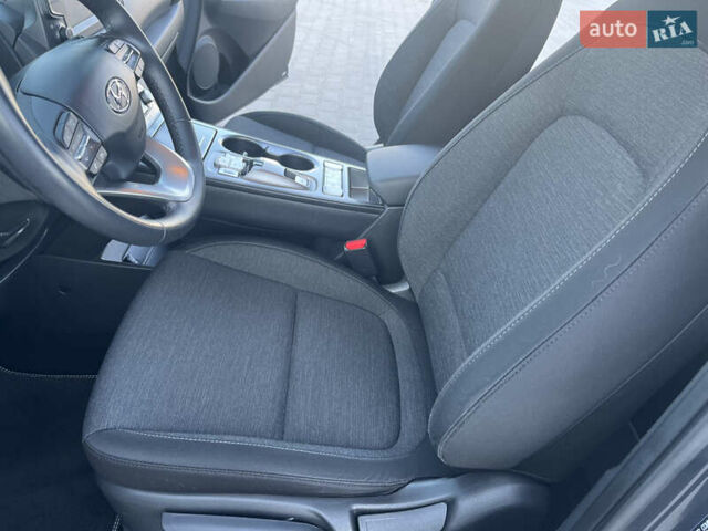 Серый Хендай Kona Electric, объемом двигателя 0 л и пробегом 31 тыс. км за 15450 $, фото 49 на Automoto.ua
