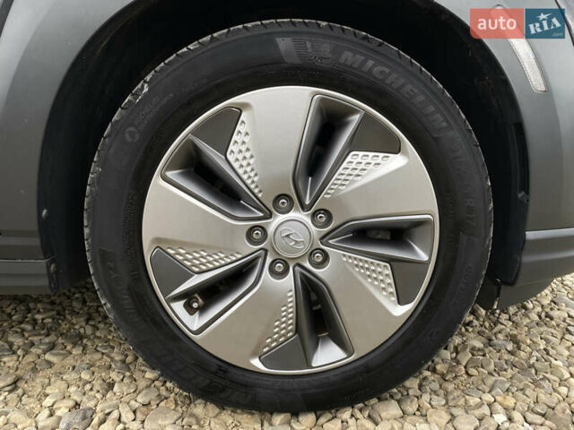 Серый Хендай Kona Electric, объемом двигателя 0 л и пробегом 69 тыс. км за 20400 $, фото 30 на Automoto.ua