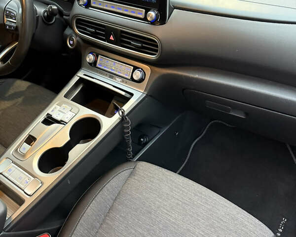 Серый Хендай Kona Electric, объемом двигателя 0 л и пробегом 125 тыс. км за 16900 $, фото 12 на Automoto.ua