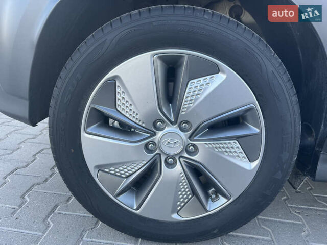 Серый Хендай Kona Electric, объемом двигателя 0 л и пробегом 31 тыс. км за 15450 $, фото 64 на Automoto.ua