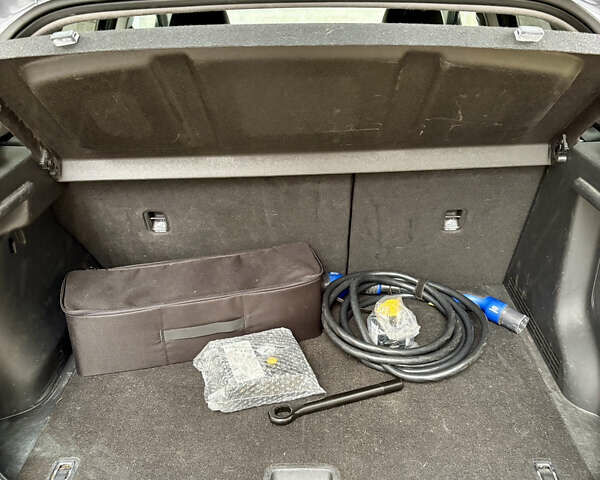 Серый Хендай Kona Electric, объемом двигателя 0 л и пробегом 130 тыс. км за 18500 $, фото 27 на Automoto.ua