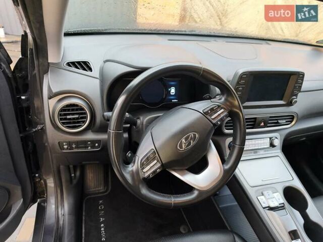 Серый Хендай Kona Electric, объемом двигателя 0 л и пробегом 121 тыс. км за 16000 $, фото 10 на Automoto.ua