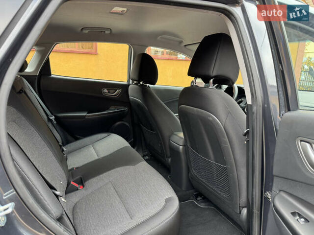 Серый Хендай Kona Electric, объемом двигателя 0 л и пробегом 106 тыс. км за 15999 $, фото 30 на Automoto.ua