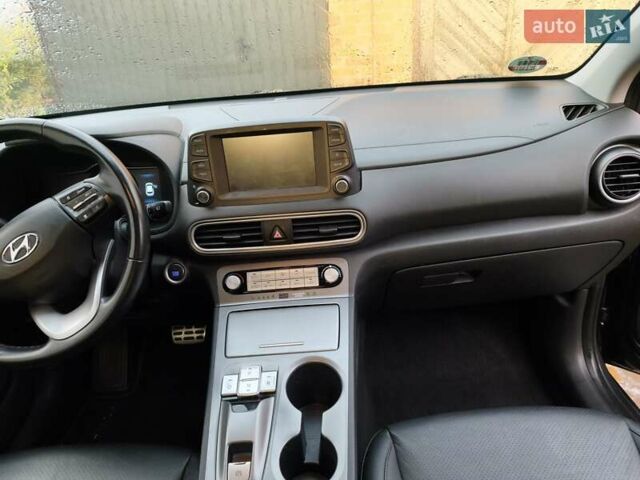 Серый Хендай Kona Electric, объемом двигателя 0 л и пробегом 121 тыс. км за 16000 $, фото 21 на Automoto.ua