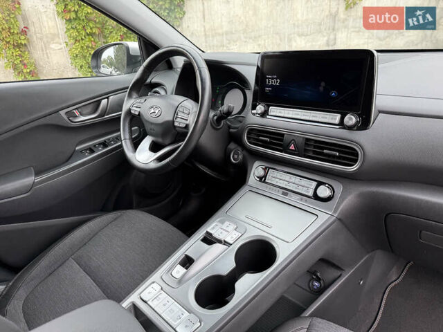 Серый Хендай Kona Electric, объемом двигателя 0 л и пробегом 26 тыс. км за 18850 $, фото 40 на Automoto.ua