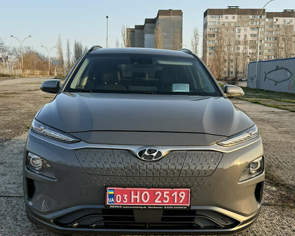 Серый Хендай Kona Electric, объемом двигателя 0 л и пробегом 77 тыс. км за 19700 $, фото 1 на Automoto.ua