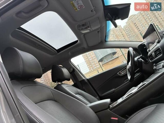Серый Хендай Kona Electric, объемом двигателя 0 л и пробегом 78 тыс. км за 19500 $, фото 64 на Automoto.ua