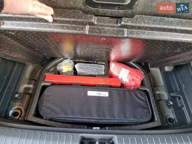 Серый Хендай Kona Electric, объемом двигателя 0 л и пробегом 42 тыс. км за 16200 $, фото 49 на Automoto.ua