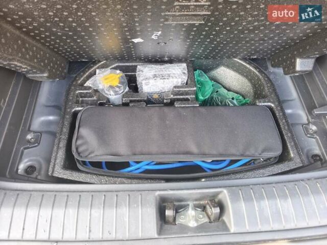 Серый Хендай Kona Electric, объемом двигателя 0 л и пробегом 122 тыс. км за 16550 $, фото 28 на Automoto.ua