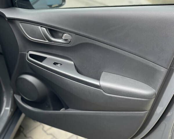 Серый Хендай Kona Electric, объемом двигателя 0 л и пробегом 47 тыс. км за 15950 $, фото 24 на Automoto.ua