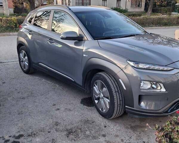Серый Хендай Kona Electric, объемом двигателя 0 л и пробегом 45 тыс. км за 15999 $, фото 3 на Automoto.ua