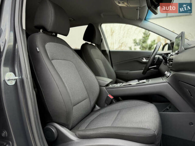 Серый Хендай Kona Electric, объемом двигателя 0 л и пробегом 87 тыс. км за 19552 $, фото 72 на Automoto.ua