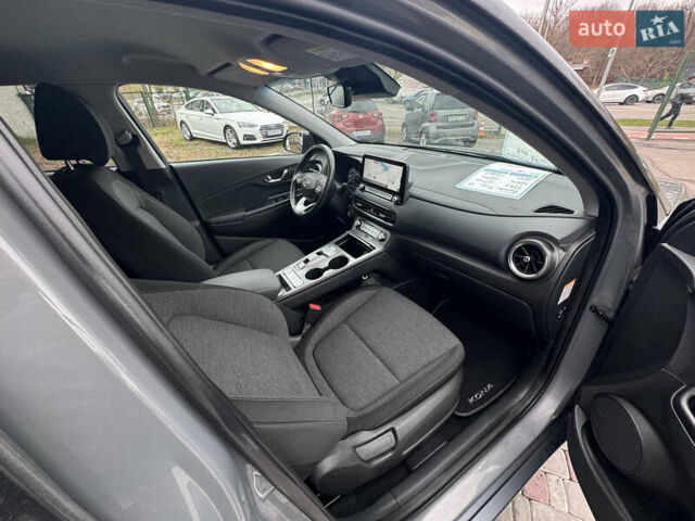 Серый Хендай Kona Electric, объемом двигателя 0 л и пробегом 65 тыс. км за 17999 $, фото 40 на Automoto.ua