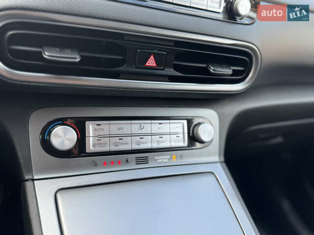 Серый Хендай Kona Electric, объемом двигателя 0 л и пробегом 77 тыс. км за 15999 $, фото 51 на Automoto.ua