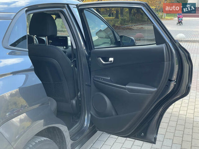 Серый Хендай Kona Electric, объемом двигателя 0 л и пробегом 48 тыс. км за 17390 $, фото 17 на Automoto.ua