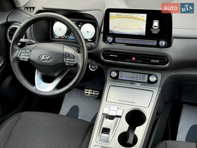 Серый Хендай Kona Electric, объемом двигателя 0 л и пробегом 87 тыс. км за 19552 $, фото 60 на Automoto.ua