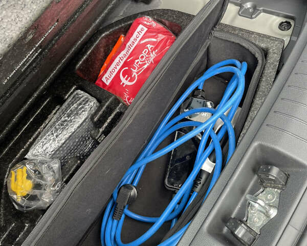 Серый Хендай Kona Electric, объемом двигателя 0 л и пробегом 47 тыс. км за 15950 $, фото 20 на Automoto.ua