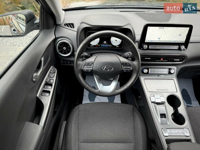 Серый Хендай Kona Electric, объемом двигателя 0 л и пробегом 87 тыс. км за 19552 $, фото 85 на Automoto.ua