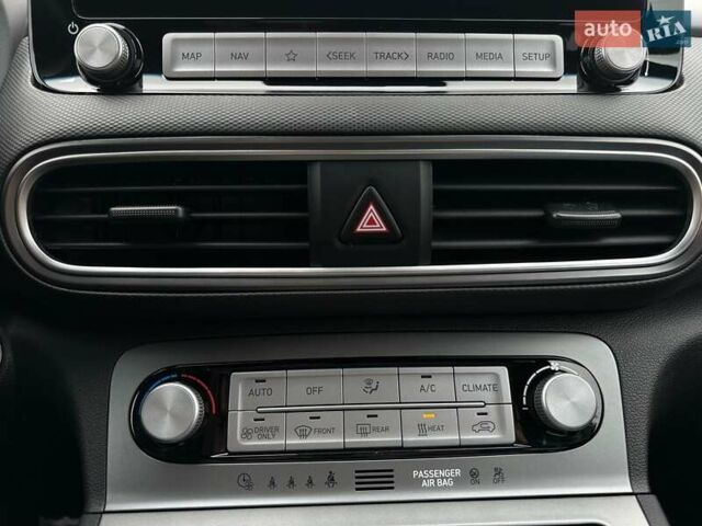 Серый Хендай Kona Electric, объемом двигателя 0 л и пробегом 65 тыс. км за 19900 $, фото 67 на Automoto.ua