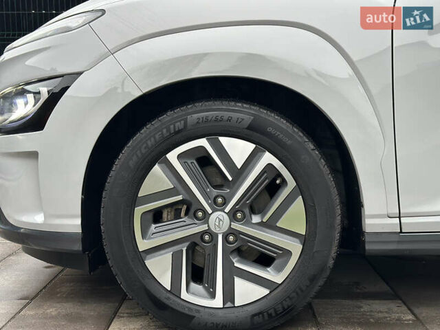 Серый Хендай Kona Electric, объемом двигателя 0 л и пробегом 63 тыс. км за 17900 $, фото 12 на Automoto.ua