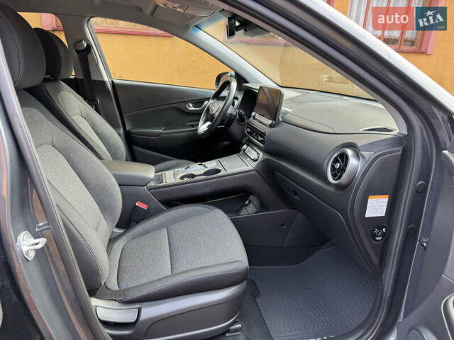 Серый Хендай Kona Electric, объемом двигателя 0 л и пробегом 77 тыс. км за 15999 $, фото 36 на Automoto.ua