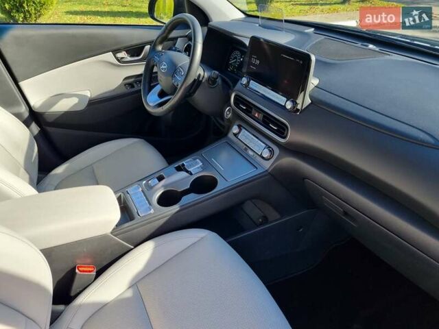 Серый Хендай Kona Electric, объемом двигателя 0 л и пробегом 42 тыс. км за 21500 $, фото 31 на Automoto.ua