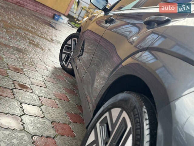 Серый Хендай Kona Electric, объемом двигателя 0 л и пробегом 77 тыс. км за 15999 $, фото 68 на Automoto.ua