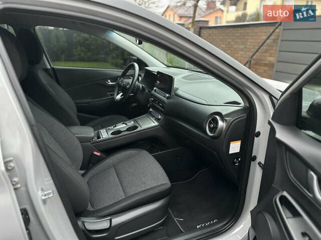 Серый Хендай Kona Electric, объемом двигателя 0 л и пробегом 63 тыс. км за 17900 $, фото 33 на Automoto.ua