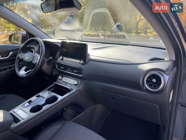 Серый Хендай Kona Electric, объемом двигателя 0 л и пробегом 48 тыс. км за 17390 $, фото 22 на Automoto.ua